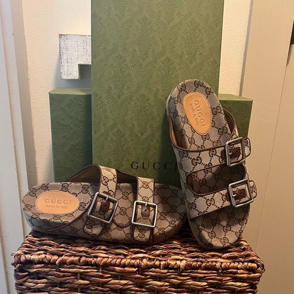 Gucci Beige Monogram Buckle Slides - Picture 1 of 12